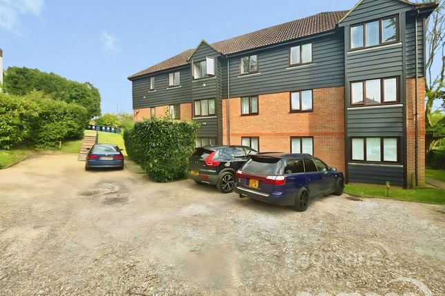1-bed flat on 15 Brook House,, Fairview Gardens, Surrey, £95,000