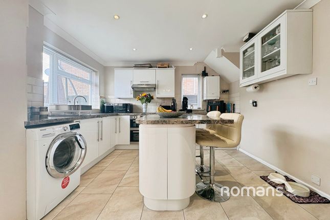 93, Beaulieu Gardens, Camberley photo 2