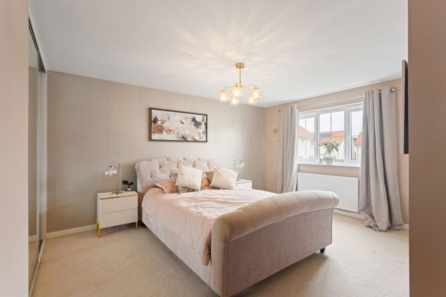 10, Caldercruix Crescent, Livingston photo 4