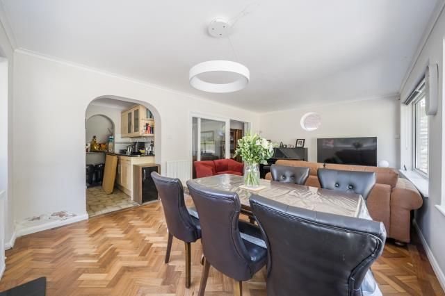 26, Goddington Road, Bourne End photo 4