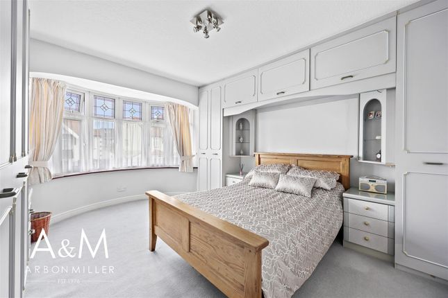 Stradbroke Grove, Clayhall photo 4