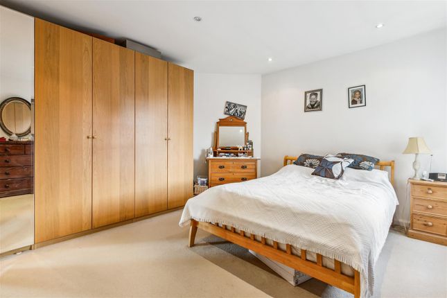 Flat for sale in Bedford Park Mansions, London