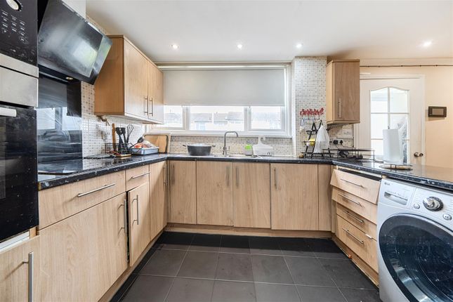 9, Chatfield Way, Basildon photo 5