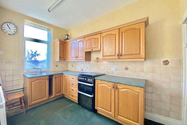 409, Blackmoorfoot Road, Huddersfield photo 4