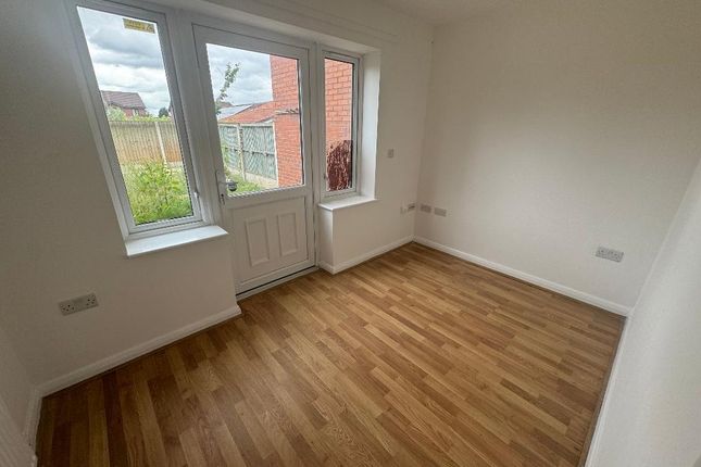 3, Great Lakes Close, Manchester photo 2