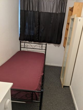 Room to rent in Layard Square, London