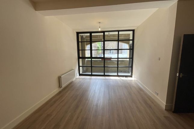 Flat to rent in Grove Court, Victoria Park, London