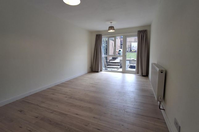 24 Fidler Place, Bushey photo 2