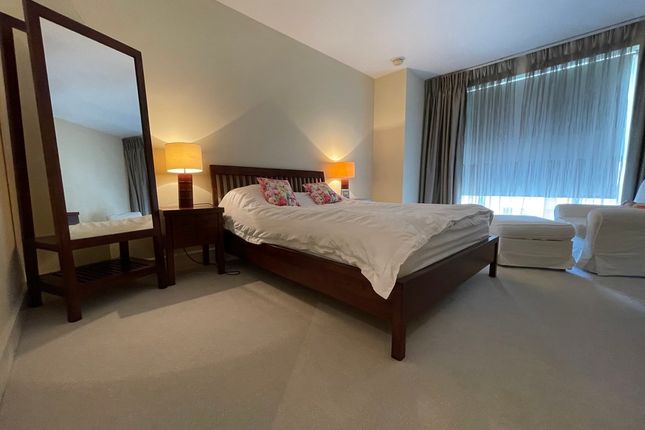 34 Berkeley Tower, Westferry Circus, London photo 2