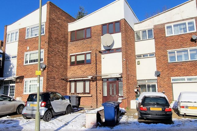 Town house to rent in Mays Lane, Barnet