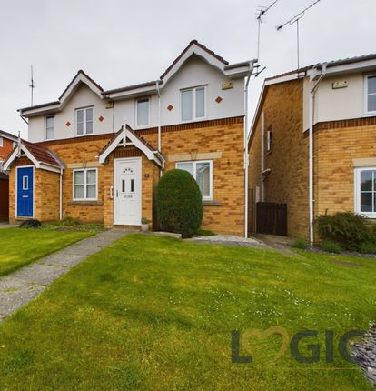 Thumbnail Town house for sale in Barstow Fall, Pontefract, West Yorkshire