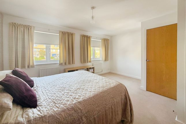 59, Wiltshire Crescent, Hampshire photo 4
