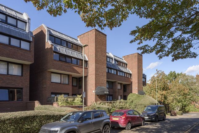 123, Britten Close, London photo 2