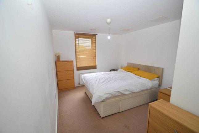 8 Oak House, Victory Park Road, Addlestone photo 4