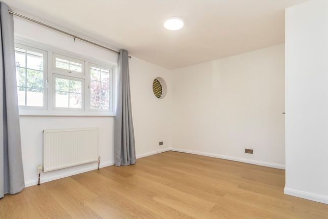 5, Regency Close, Hampton photo 4