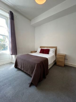 Flat GFL, 10, Garland Place, City Centre photo 4