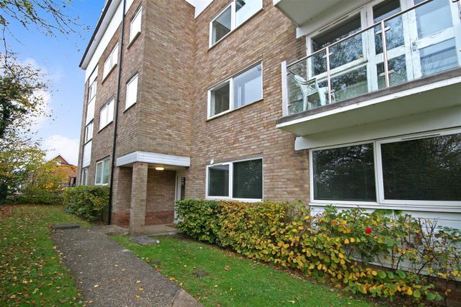 Thumbnail Flat to rent in Brook Court, Watling Street, Radlett