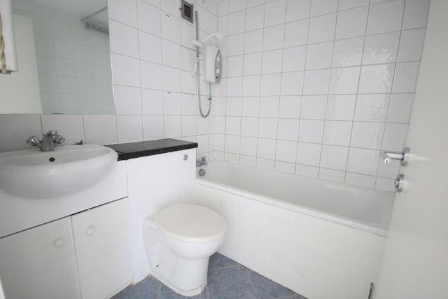 Flat to rent in Fairview Court, Links Way, Hendon, London