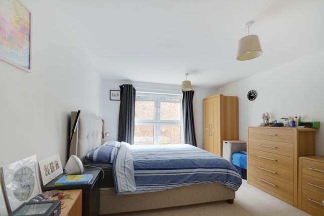 Flat for sale in Plantation Close, London