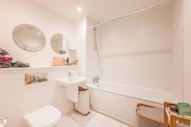 Thumbnail Flat to rent in Cordelia Street, Canary Wharf, London