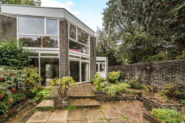 27, Templemere, Surrey photo 4