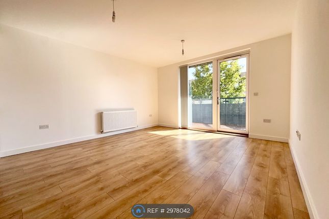 Flat, Periwinkle Court St Clements Avenue, Romford photo 3