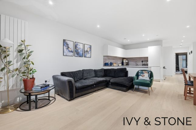 2-bed flat on 230 Banyan Court, 2 Regalia Close, Greater London, £475,000
