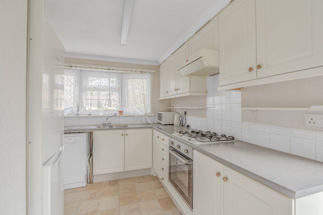 96, Fangrove Park, Chertsey photo 4