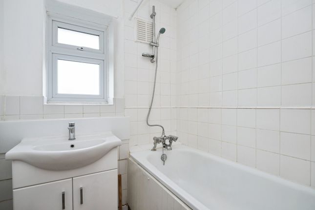 Flat 21, Devonshire Hall, Frampton Park Road, London photo 4
