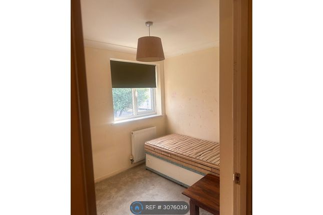 Flat, Frinton Court Oakleigh Road North, London photo 2