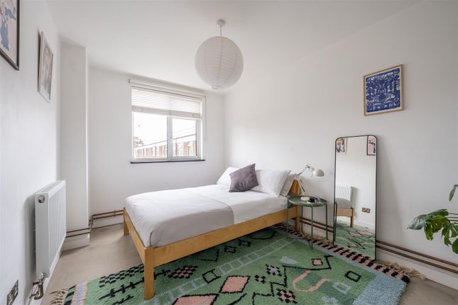 Flat 334, Fellows Court, Weymouth Terrace, London photo 4