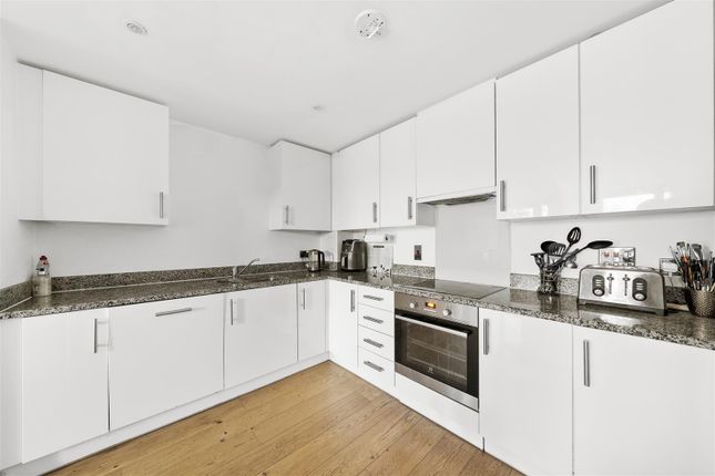 1-bed flat on Flat 15, Chesworth Court, 17 Fulneck Place, London, £325,000