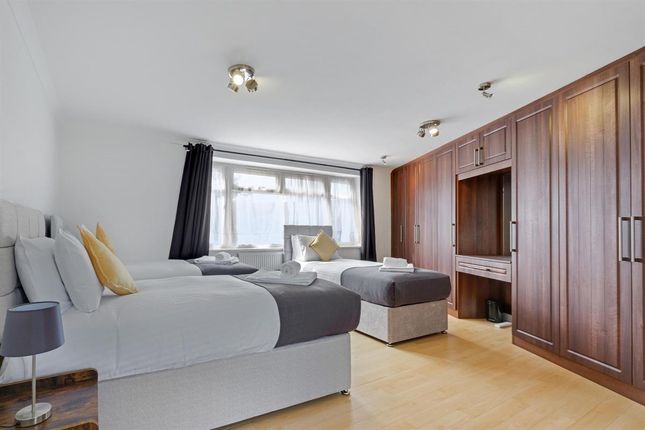Flat to rent in St. Annes Avenue, Stanwell, Staines-Upon-Thames
