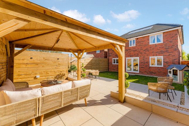 12, Menin Close, Halton photo 2
