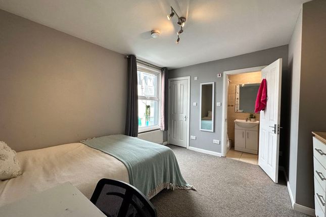 Terraced house to rent in Baker Street, Brighton