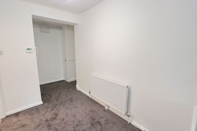 Flat to rent in Pinfold Court, Whitefield