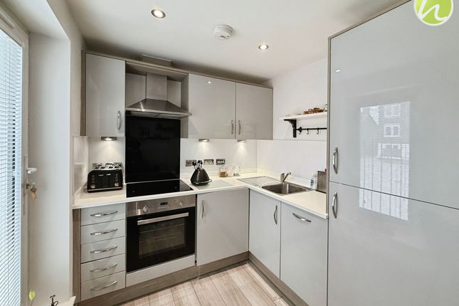 6 Elmwood Court, Stanford-Le-Hope photo 4