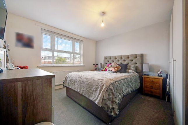 12, Ash Grove, Shenley photo 3