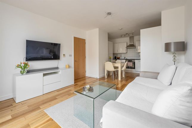 Flat for sale in Jacks Farm Way, Highams Park