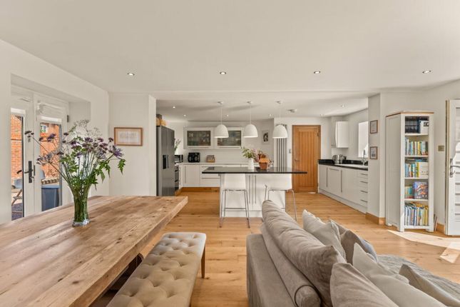 3-bed house on ***, Trodds Lane, Guildford, £2,800/mo