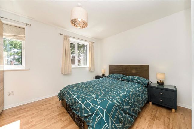 20, Bernard Ashley Drive, Charlton photo 4