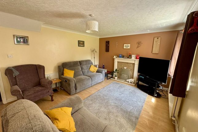 9, Fountains Close, Ashford photo 3