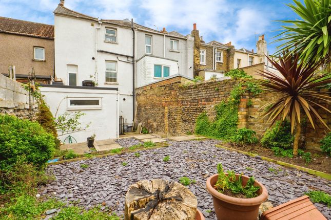 Studio flat on 40, Hardres Street, Kent, £250,000