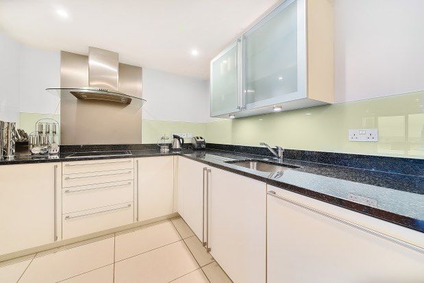 Flat to rent in Hertsmere Road, London