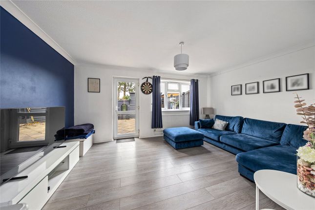 24, Cheeseman Close, Hampton photo 2