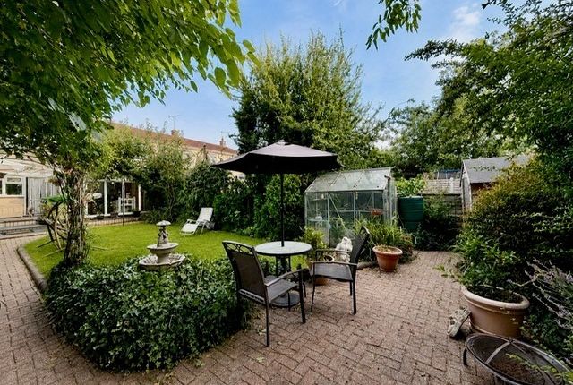 291 Kents Hill Road, Benfleet, Essex photo 3