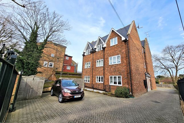 Flat to rent in Oakmount Lodge, High Road