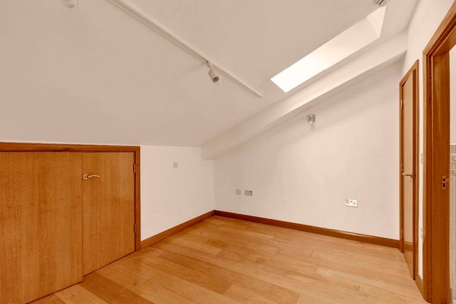 Flat to rent in Comer House, Station Road, Barnet