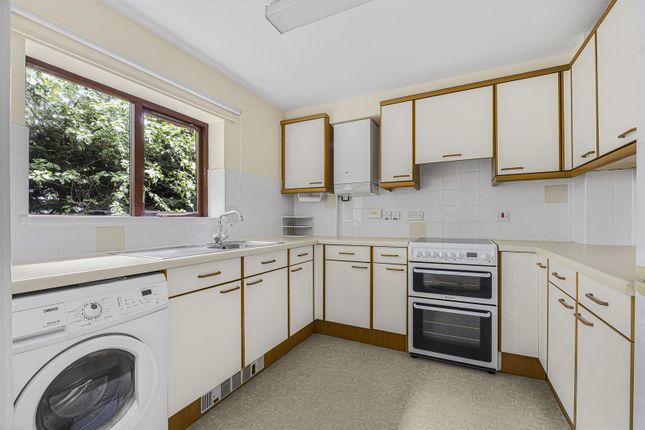 29, Emmbrook Court, Reading photo 4
