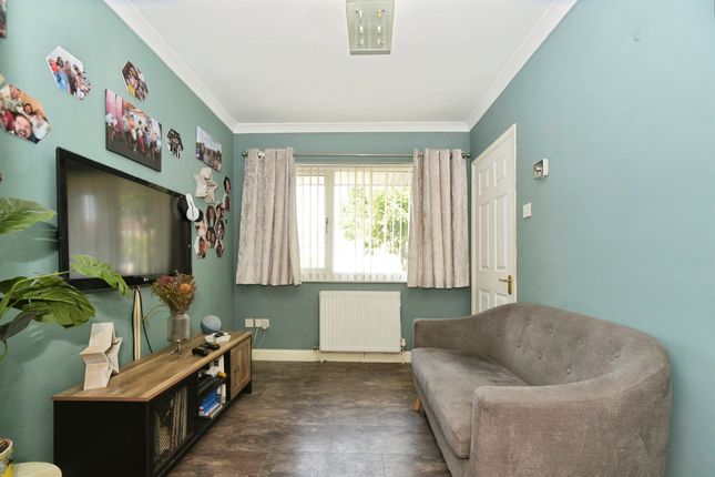 9, Downham Mead, Chippenham photo 2